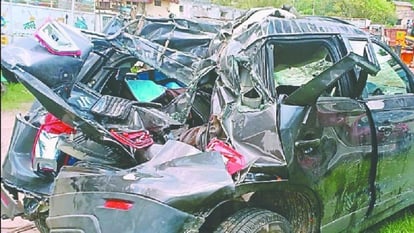 दु:खद : नोएडा से हरिद्वार आए चार युवकों की कार हुई दुर्घनाग्रस्त (Car of four youths crashed), एक की मौत, तीन गंभीर घायल