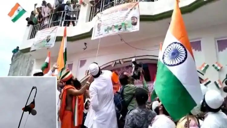 बड़ी खबर : मदरसे में ध्वजारोहण के लिए पहुंचे बाबा रामदेव, झंडे की रस्सी खींची तो टूट गया ध्वजदंड